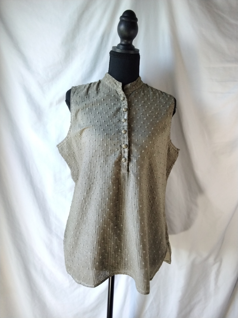 Sleeveless Textured Dot Henley Camisole in Light Olive